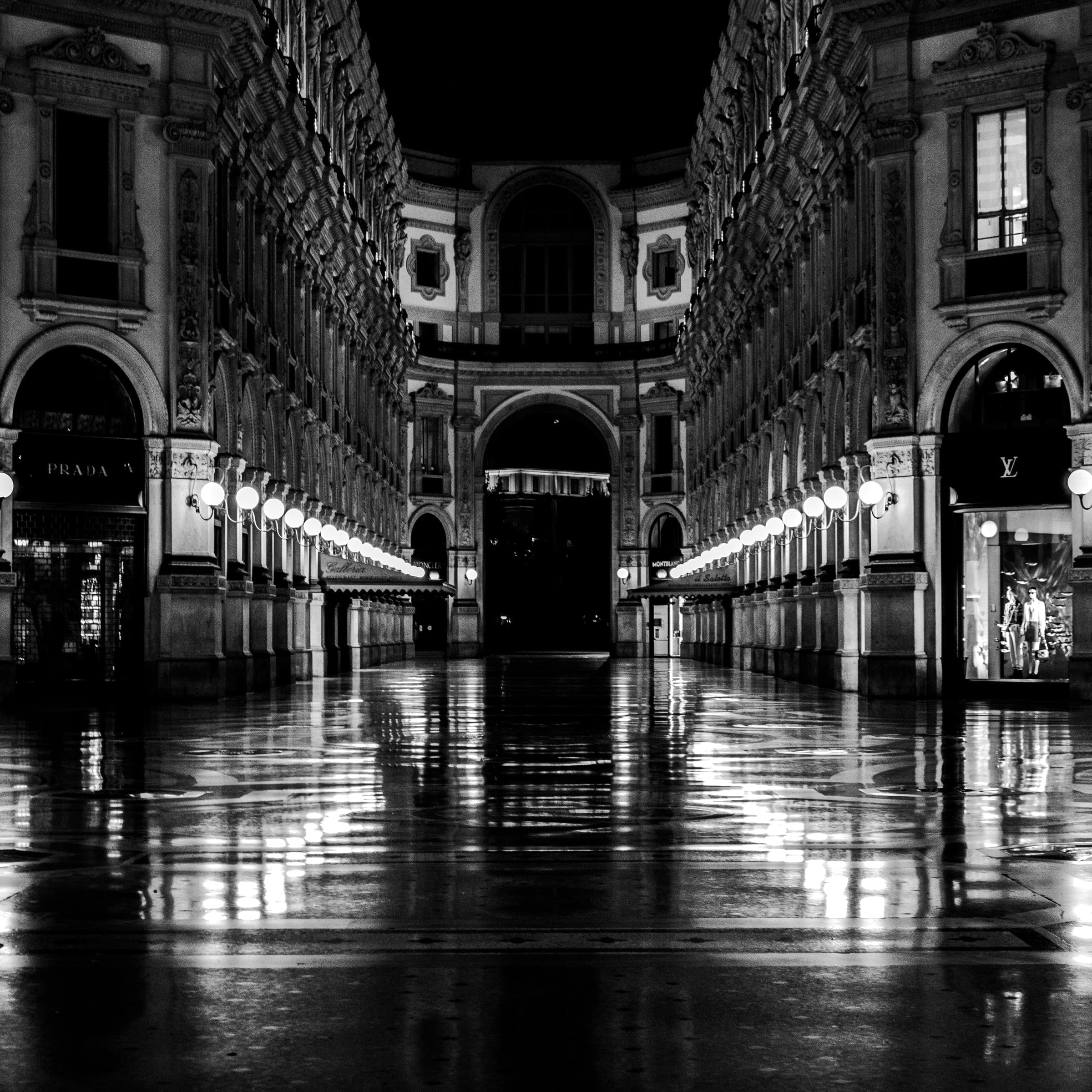 Galleria, Night by Daniel Montero · Photographic study